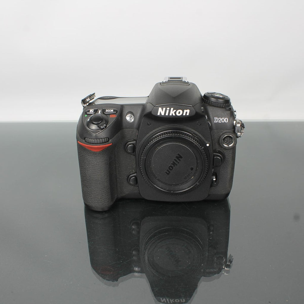 Nikon D200 + DX Nikkor 18-55mm 1:3.5-5.6