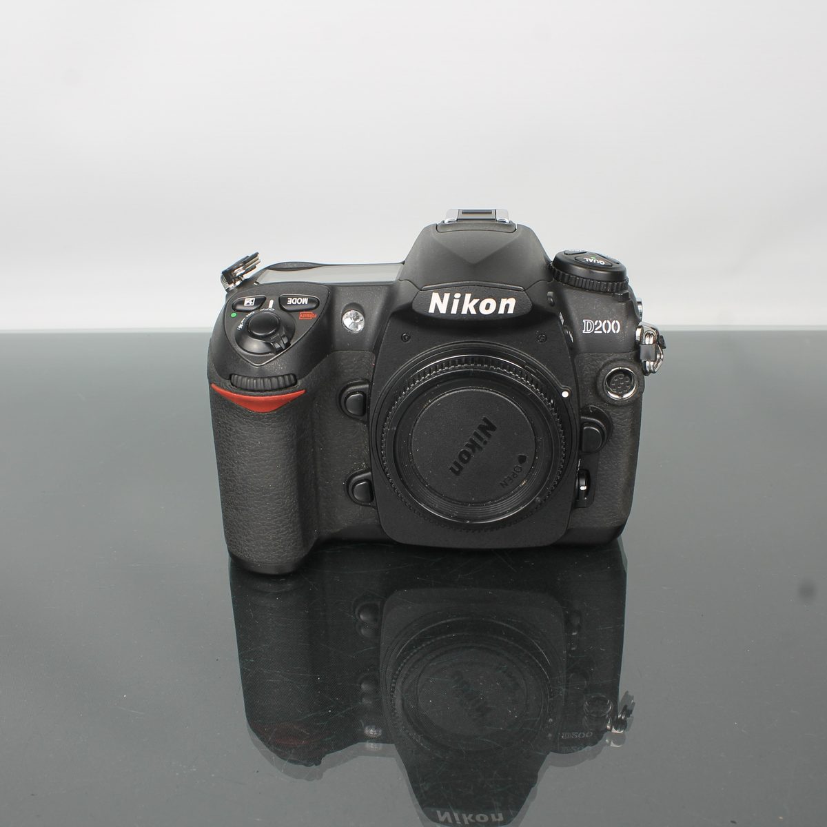 Nikon D200 + DX Nikkor 18-55mm 1:3.5-5.6