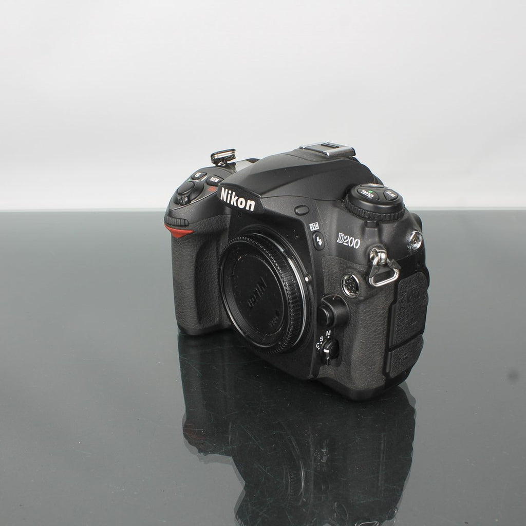 Nikon D200 + DX Nikkor 18-55mm 1:3.5-5.6