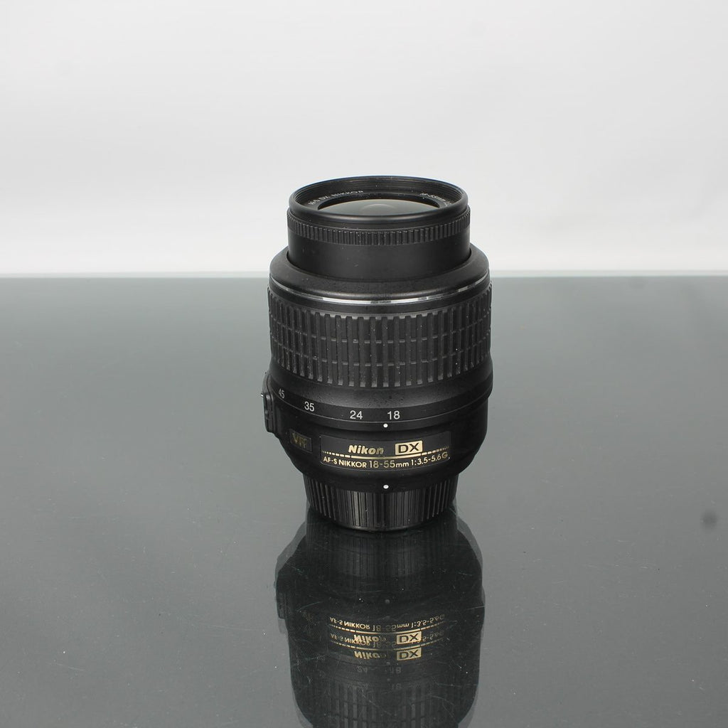 Nikon D200 + DX Nikkor 18-55mm 1:3.5-5.6