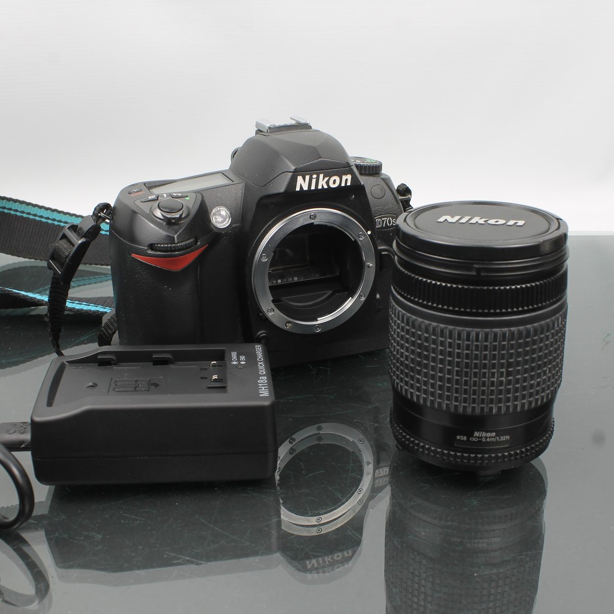 Nikon D70s + Nikon AF Nikkor 28-80mm 1:3.5-5.6 D