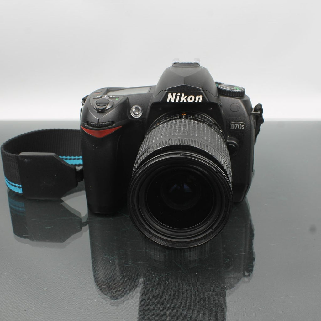 Nikon D70s + Nikon AF Nikkor 28-80mm 1:3.5-5.6 D