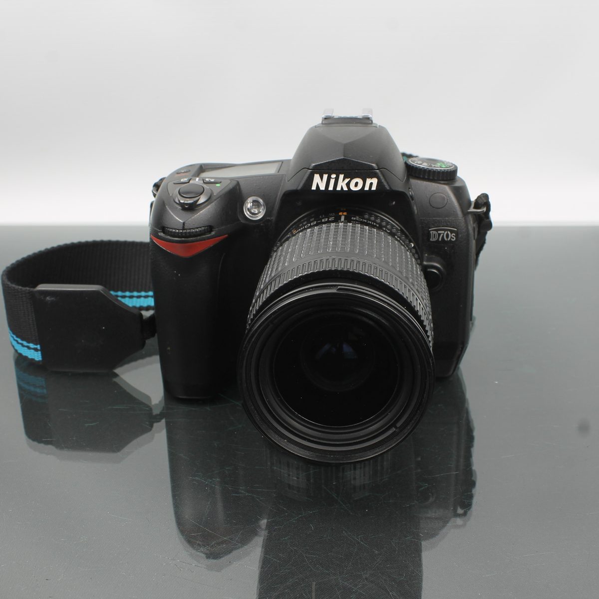 Nikon D70s + Nikon AF Nikkor 28-80mm 1:3.5-5.6 D