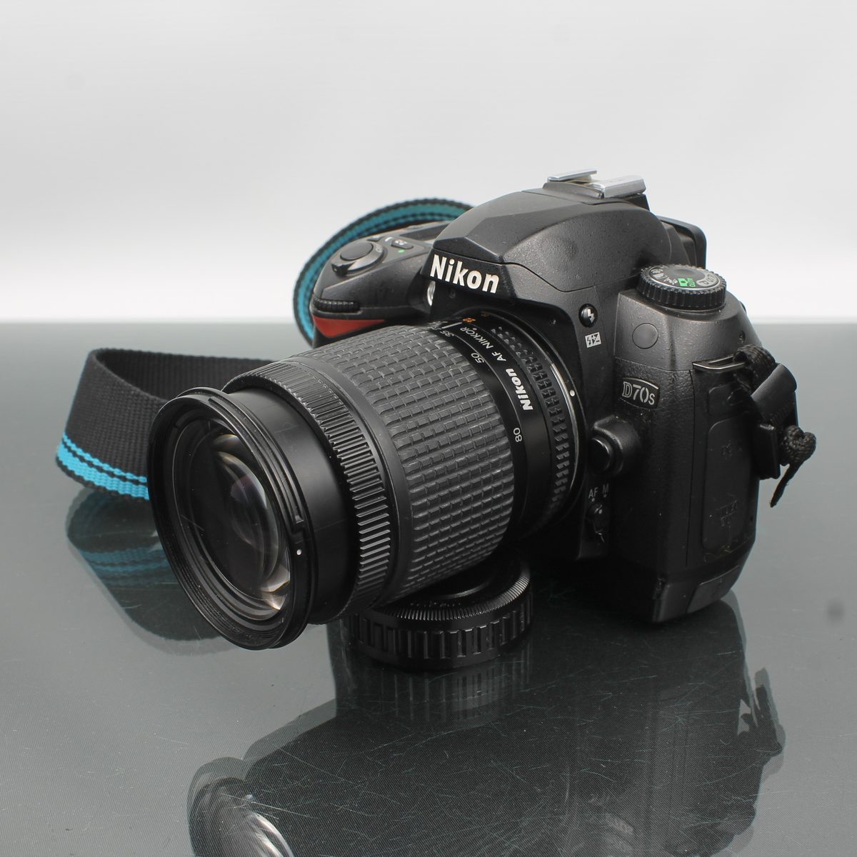 Nikon D70s + Nikon AF Nikkor 28-80mm 1:3.5-5.6 D