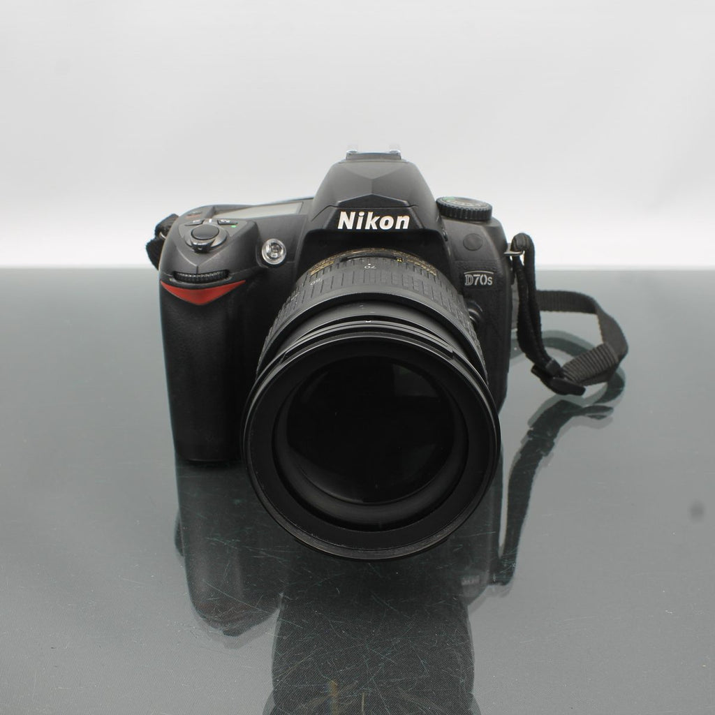 Nikon D70s + AF-S Nikkor 18-70mm 1:3.5-4.5G