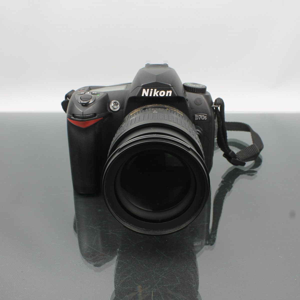Nikon D70s + AF-S Nikkor 18-70mm 1:3.5-4.5G