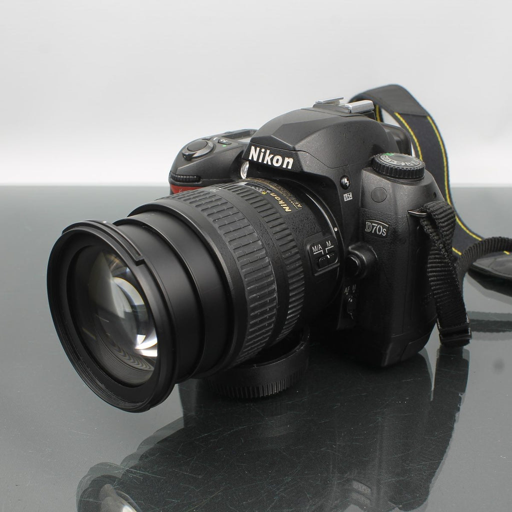 Nikon D70s + AF-S Nikkor 18-70mm 1:3.5-4.5G