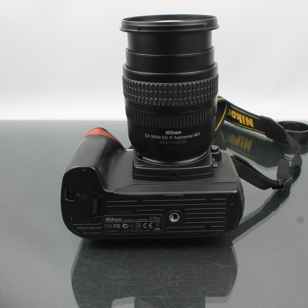 Nikon D70s + AF-S Nikkor 18-70mm 1:3.5-4.5G