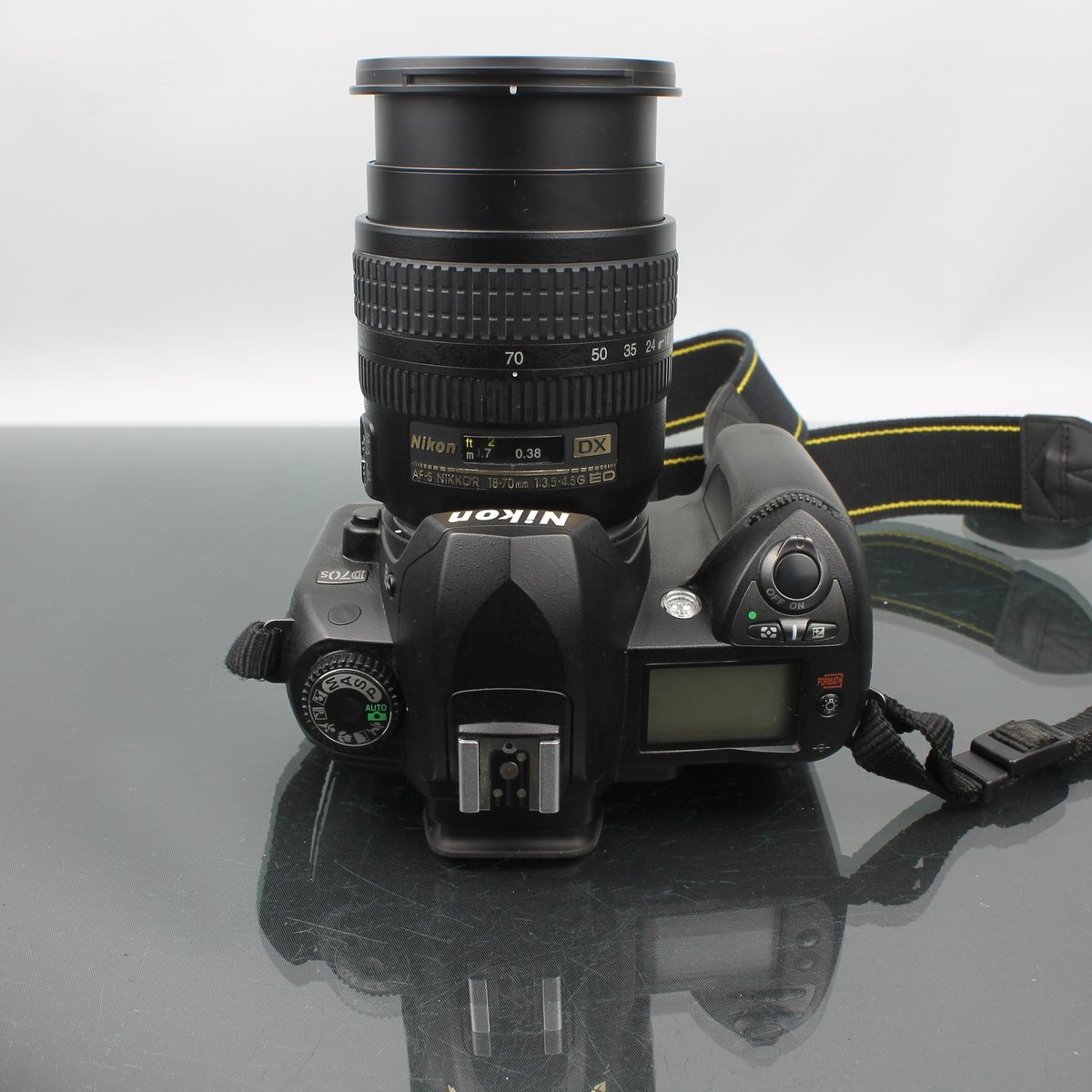 Nikon D70s + AF-S Nikkor 18-70mm 1:3.5-4.5G