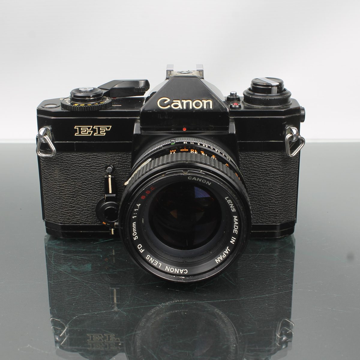 Câmara SLR de Filme Canon EF 35mm com Lente FD 50mm f/1.4 – Dutch