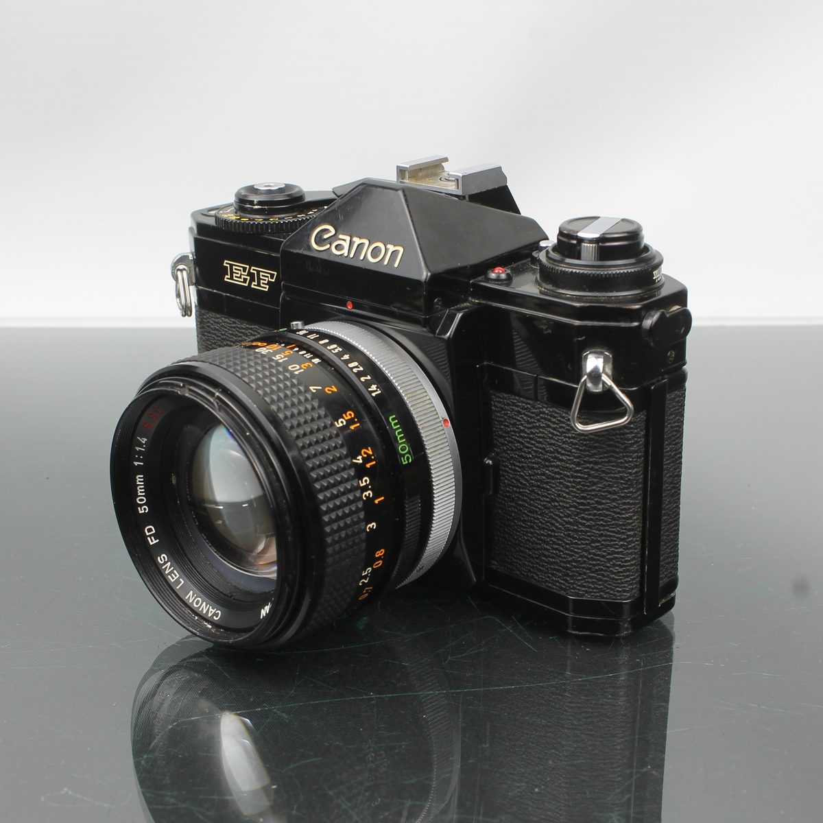 Canon EF 35mm film SLR-kamera med FD 50mm f/1.4 objektiv – Dutch