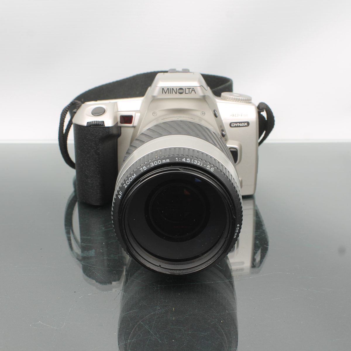 Minolta 404si Dynax + Minolta AF Zoom 75-300mm 1:4.5 -5.6