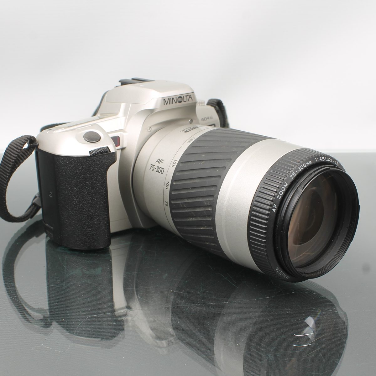 Minolta 404si Dynax + Minolta AF Zoom 75-300mm 1:4.5 -5.6