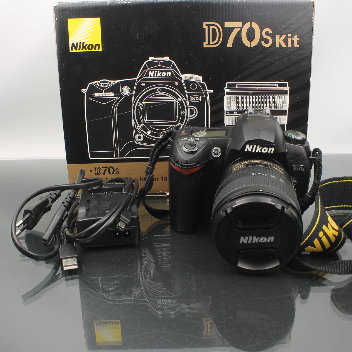 Nikon D70s + AF-S Nikkor 18-70 mm 13.5 - 4.5G ED