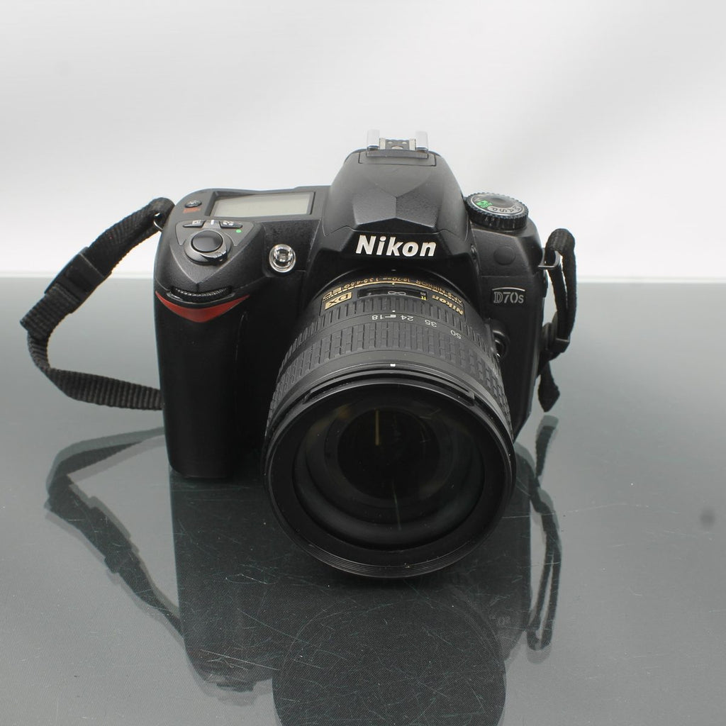 Nikon D70s + AF-S Nikkor 18-70 mm 13.5 - 4.5G ED