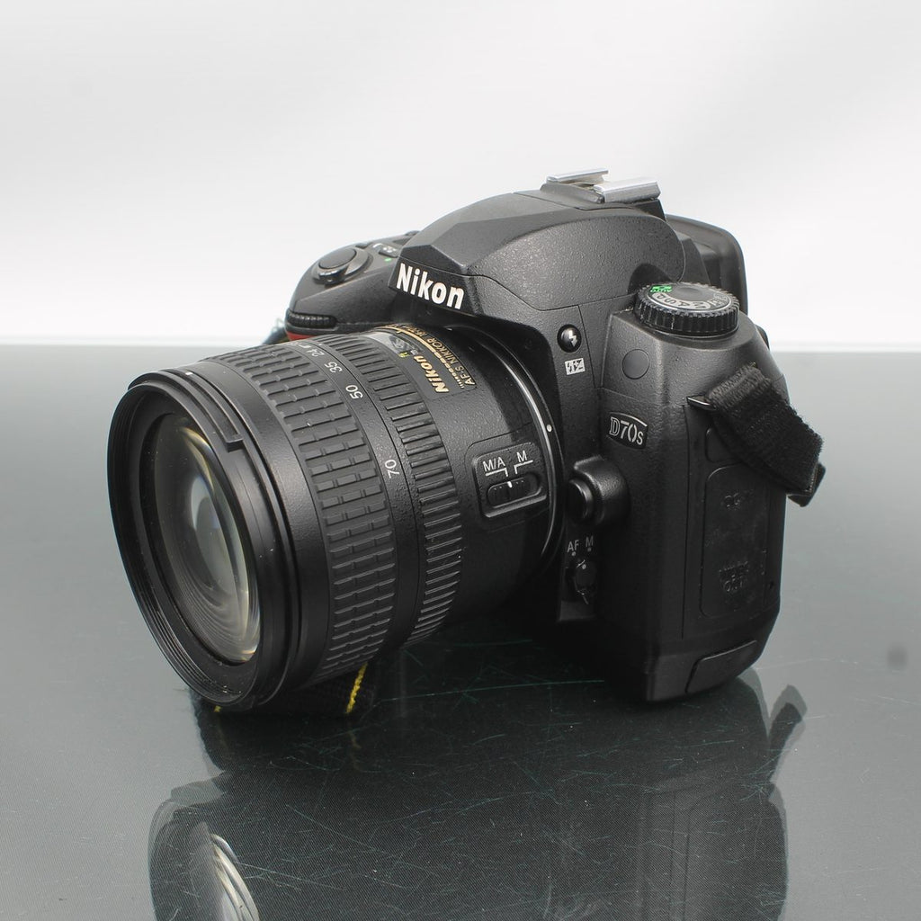 Nikon D70s + AF-S Nikkor 18-70 mm 13.5 - 4.5G ED