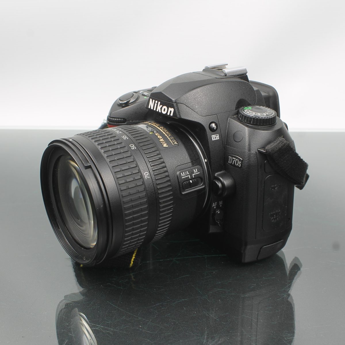 Nikon D70s + AF-S Nikkor 18-70 mm 13.5 - 4.5G ED