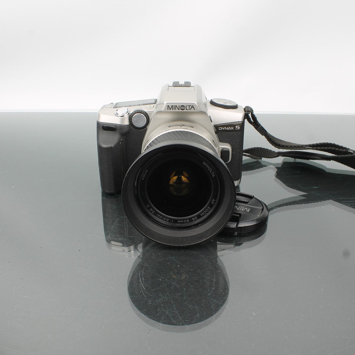 Minolta Dynax 5 + Minolta AF Zoom 28-80mm 1:3.5 (22)-5.6 D