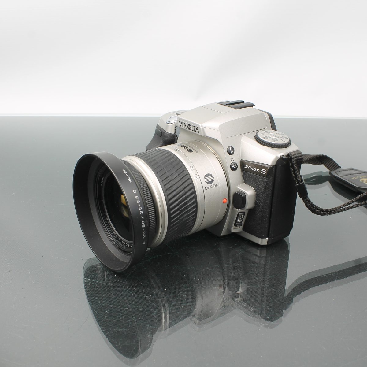 Minolta Dynax 5 + Minolta AF Zoom 28-80mm 1:3.5 (22)-5.6 D
