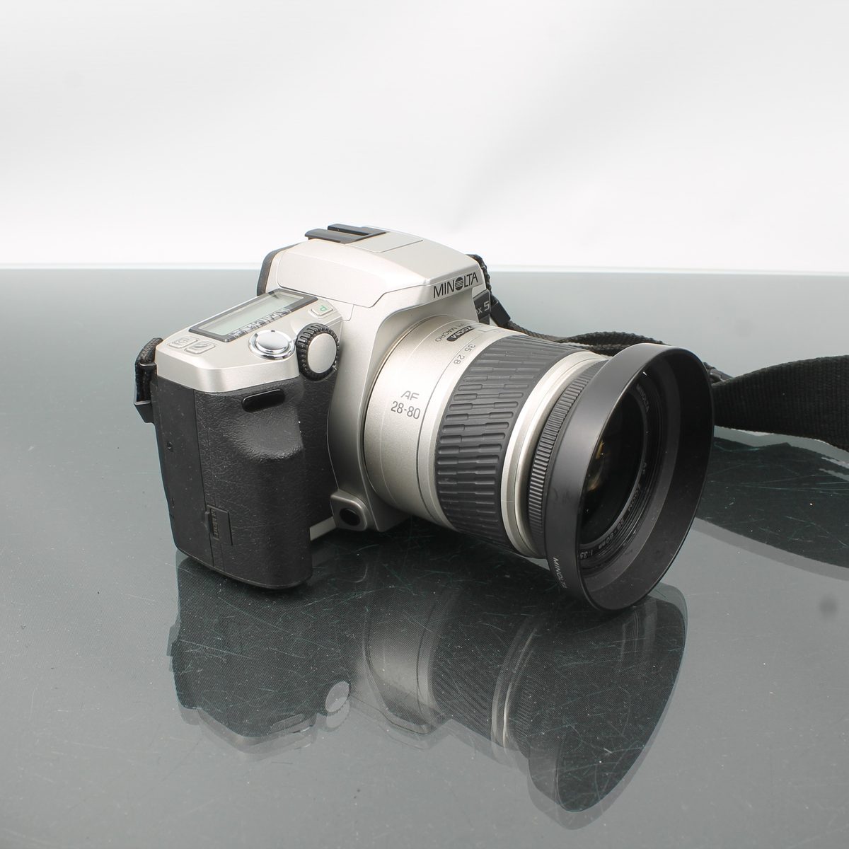 Minolta Dynax 5 + Minolta AF Zoom 28-80mm 1:3.5 (22)-5.6 D