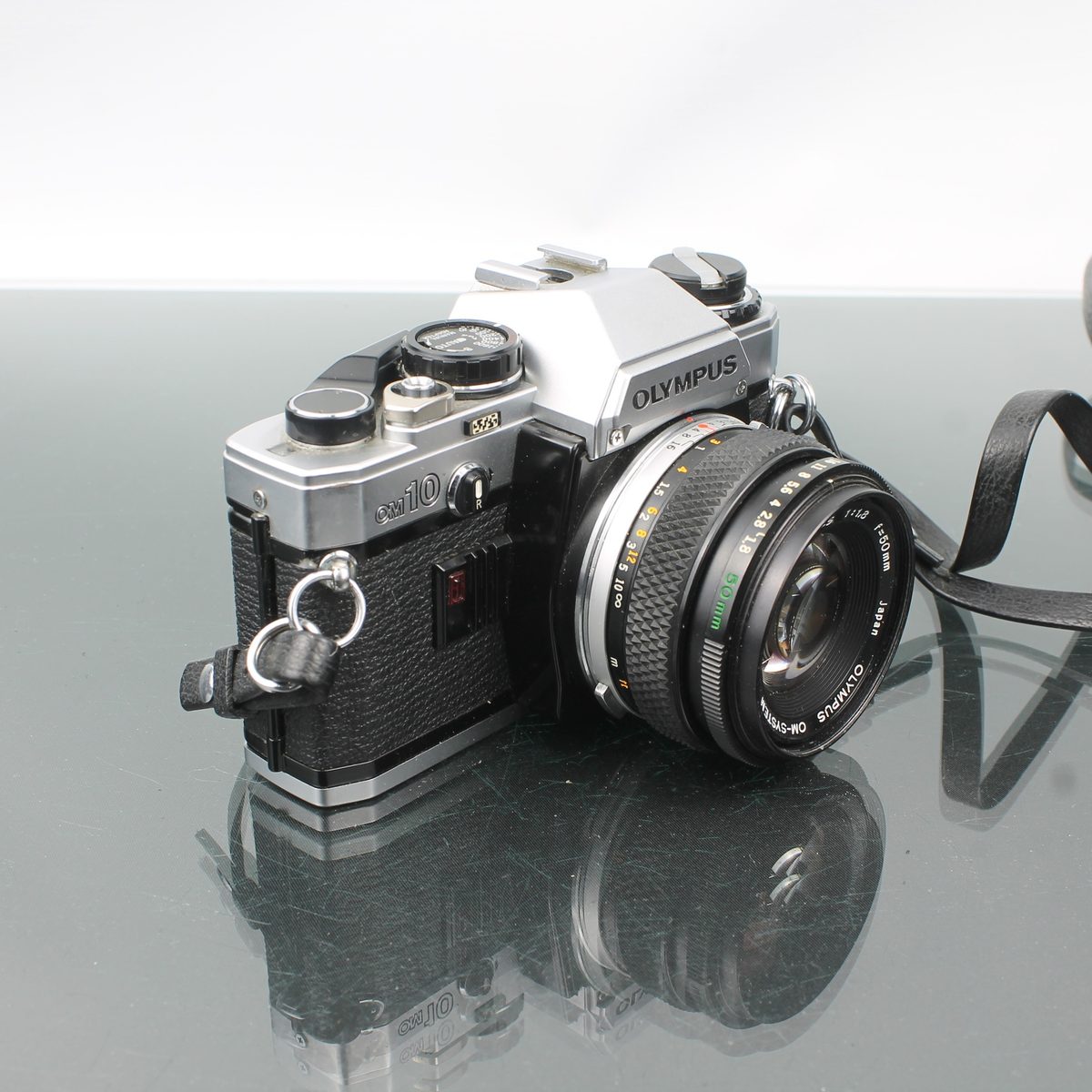 Olympus OM-10 + Olympus OM-System Zuiko MC Auto-S 1:1.8 f=50mm