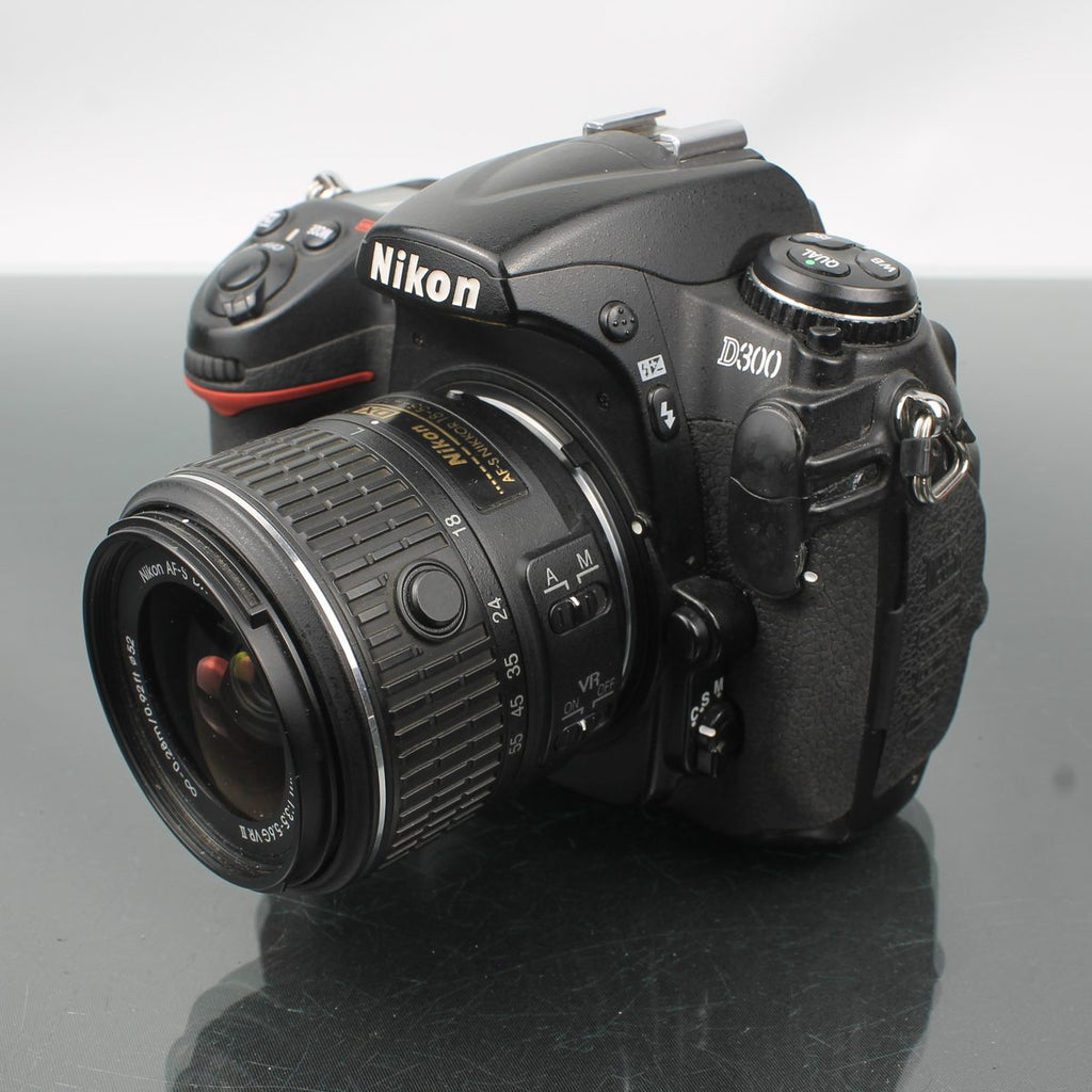 Nikon D300 + AF-S DX Nikkor 18-55mm 1:3.5-5.6G VR II