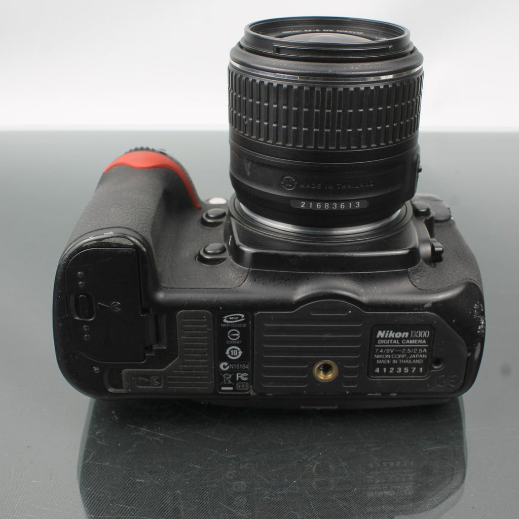 Nikon D300 + AF-S DX Nikkor 18-55mm 1:3.5-5.6G VR II