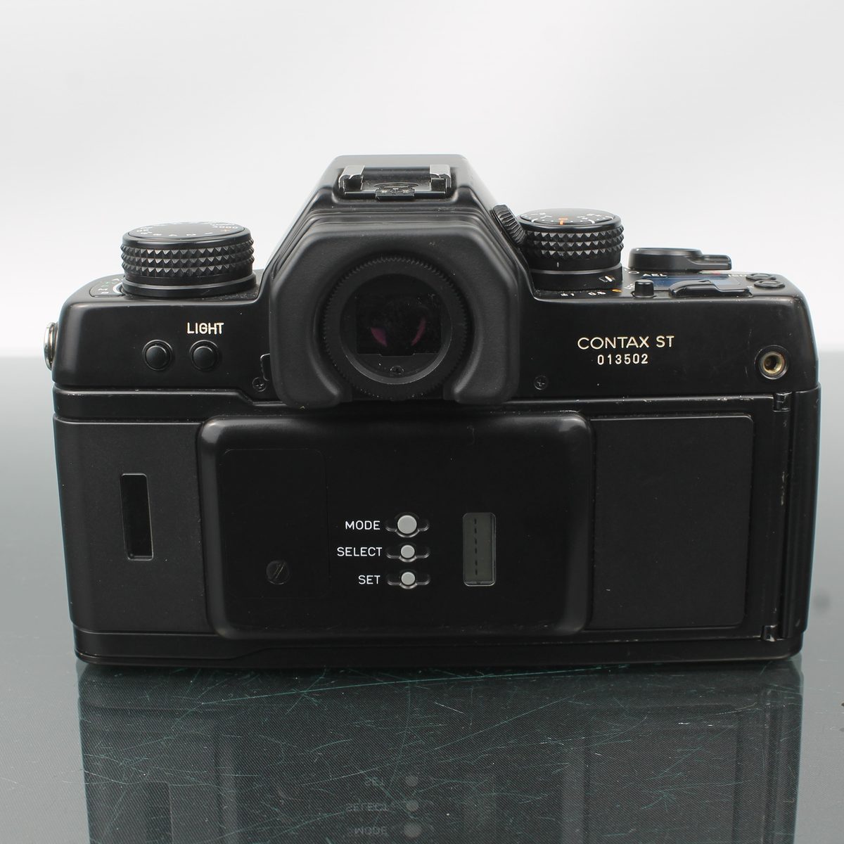 Contax ST + Carl Zeiss Planar 50mm f/1.7