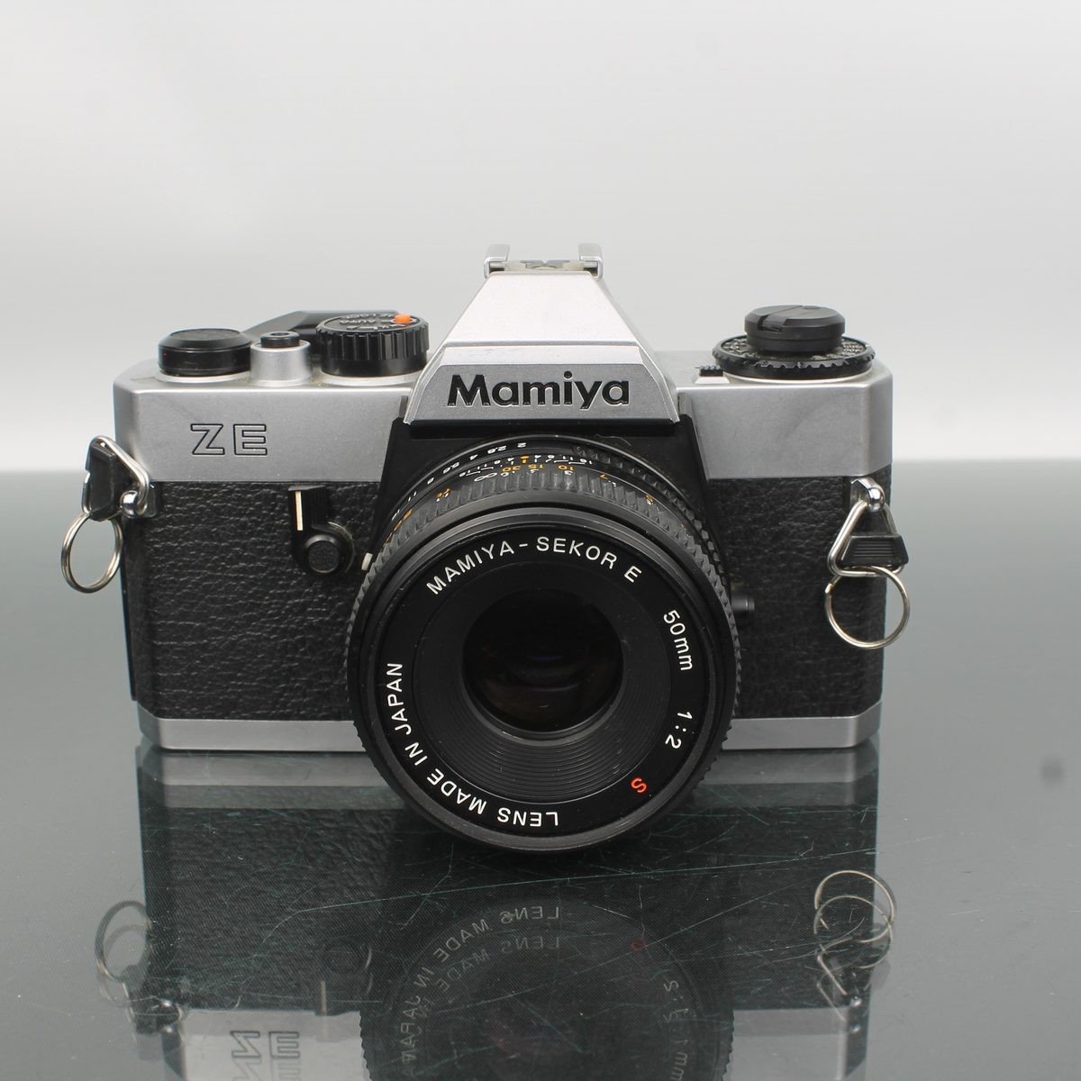 Mamiya ZE + Mamiya-Sekor E 50mm 1:2 S lens