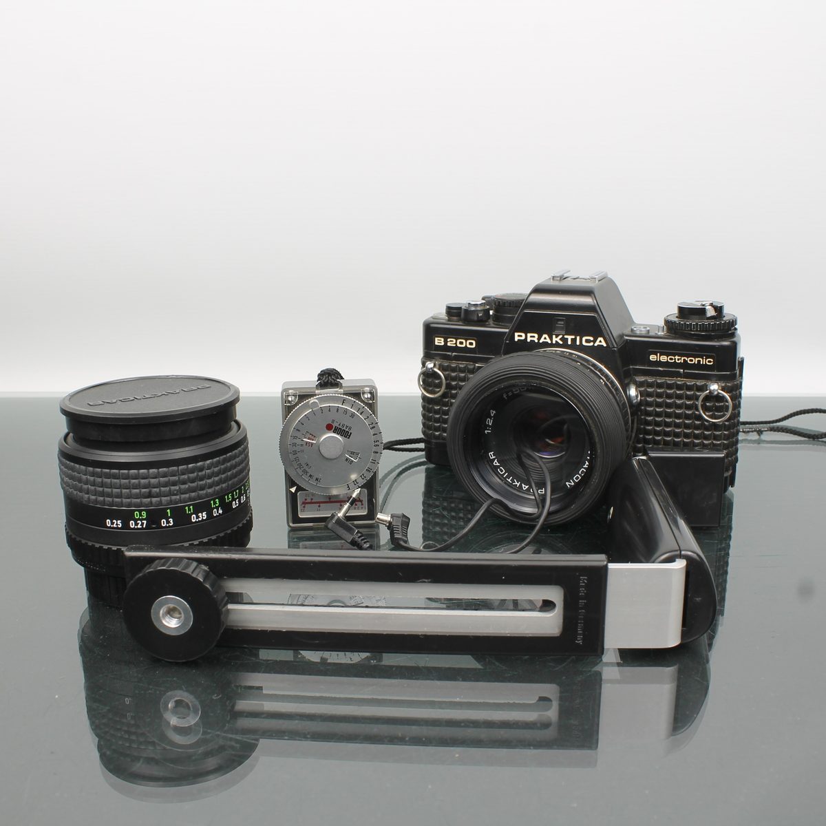 Praktica B200 + Pentacon 50mm f/2.4 + 28mm f/2.8
