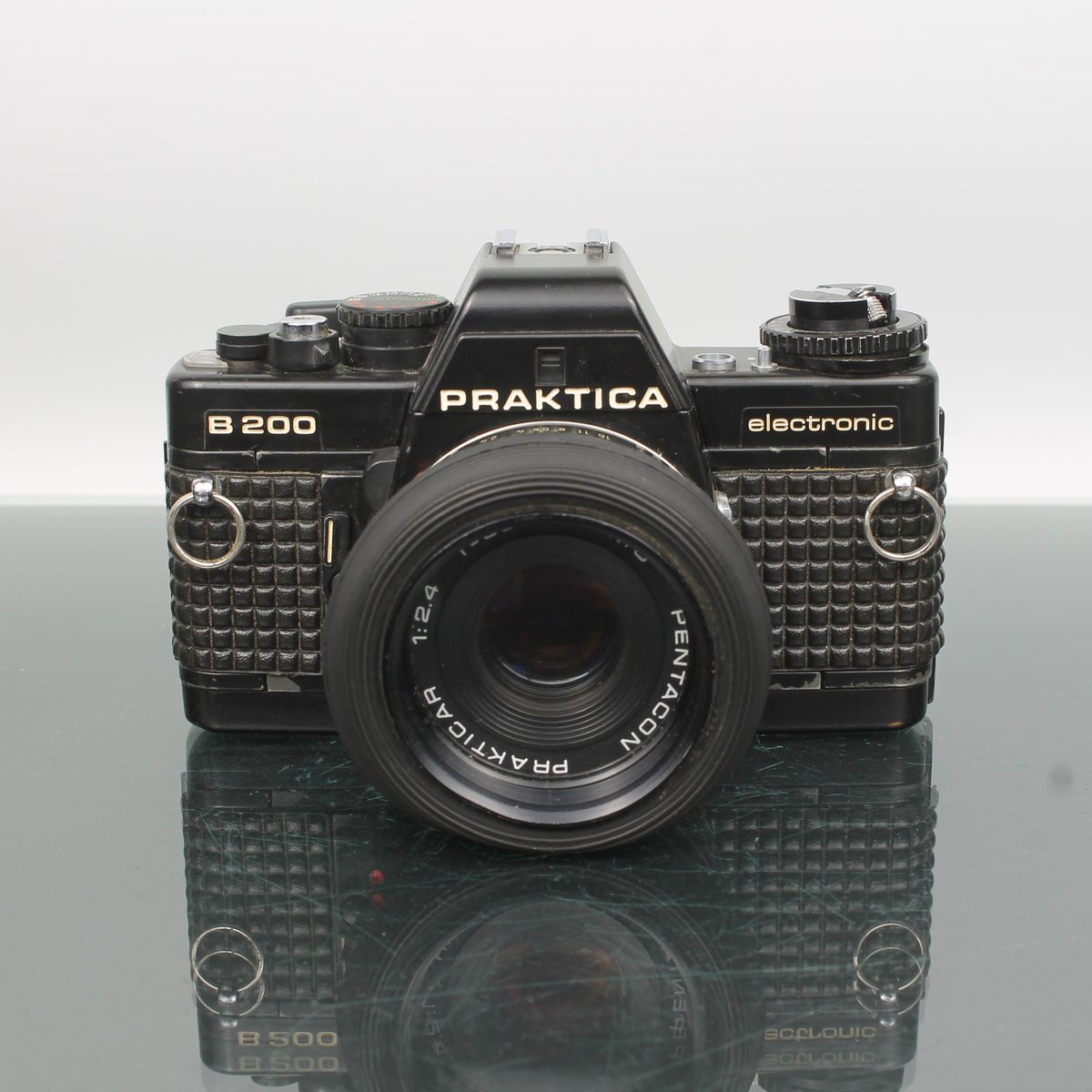 Praktica B200 + Pentacon 50mm f/2.4 + 28mm f/2.8