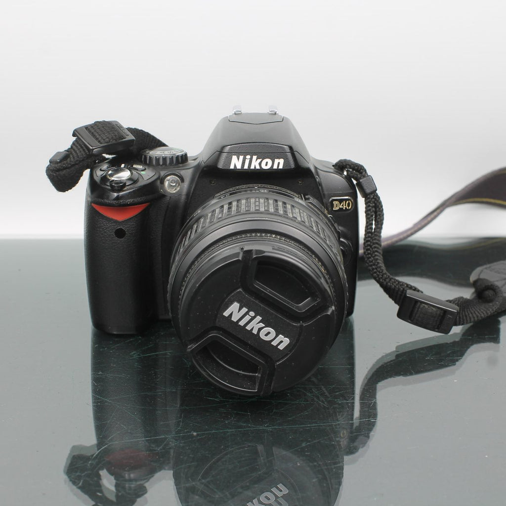 Nikon D40 + Nikon AF-S DX 18-55mm f/3.5-5.6G VR