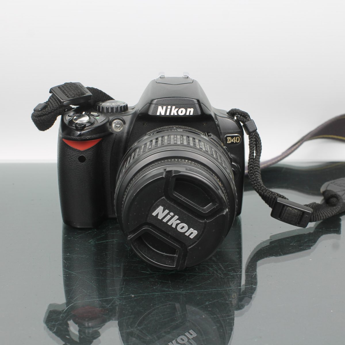 Nikon D40 + Nikon AF-S DX 18-55mm f/3.5-5.6G VR