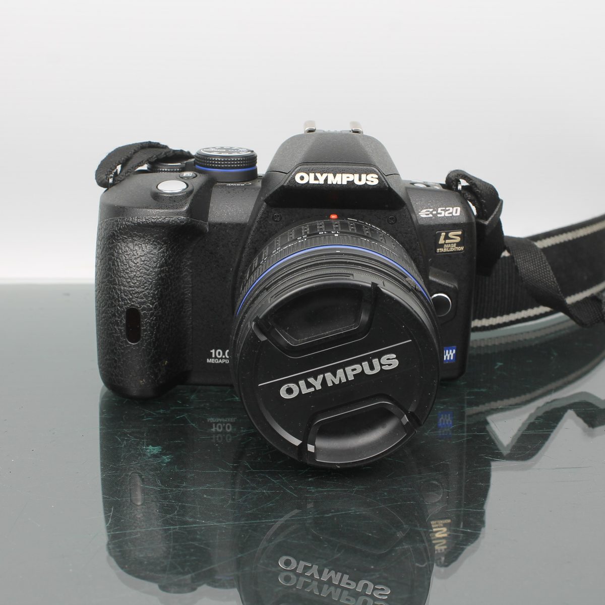 Câmara DSLR Olympus E-520 com Lente ZUIKO DIGITAL 14-42mm – Dutch