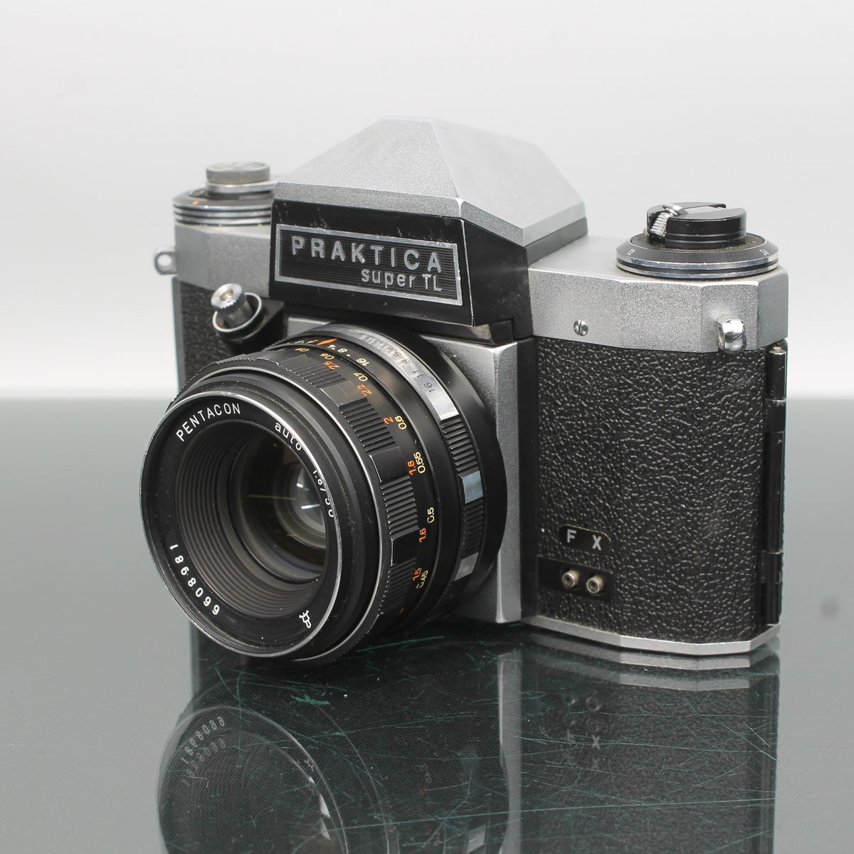 Praktica Super TL + Pentacon Auto 50mm f/1.8