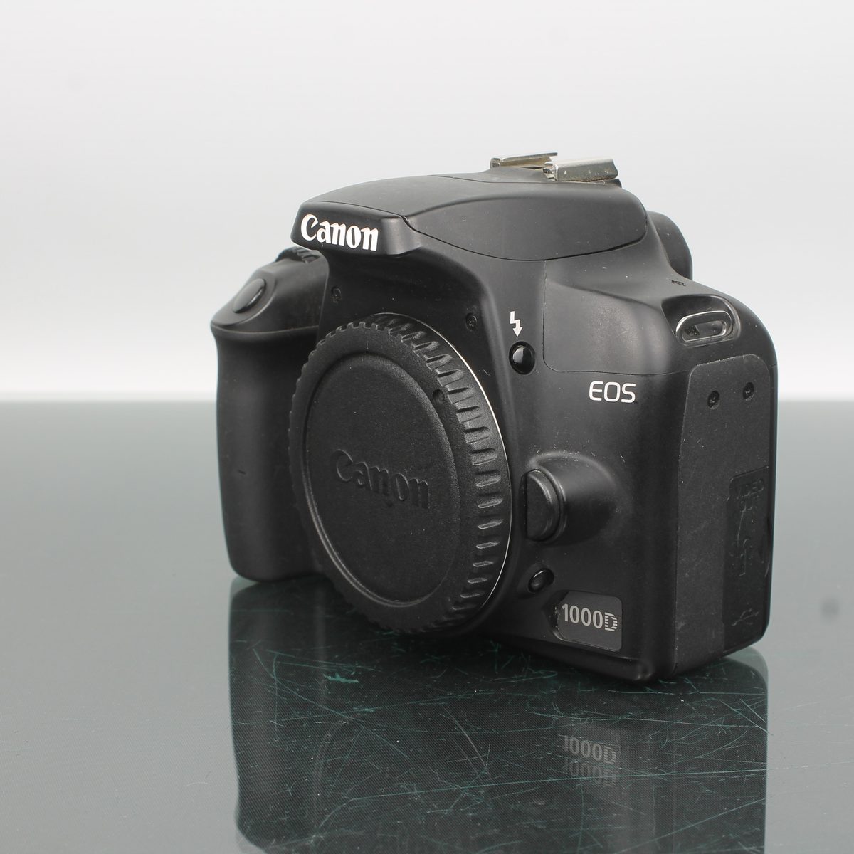 Canon EOS 1000D + EF-S 18-55mm f/3.5-5.6 II