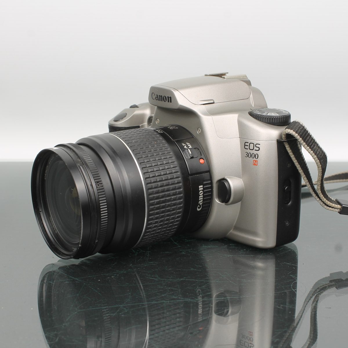 Canon EOS 3000 + Canon EF 28-80mm