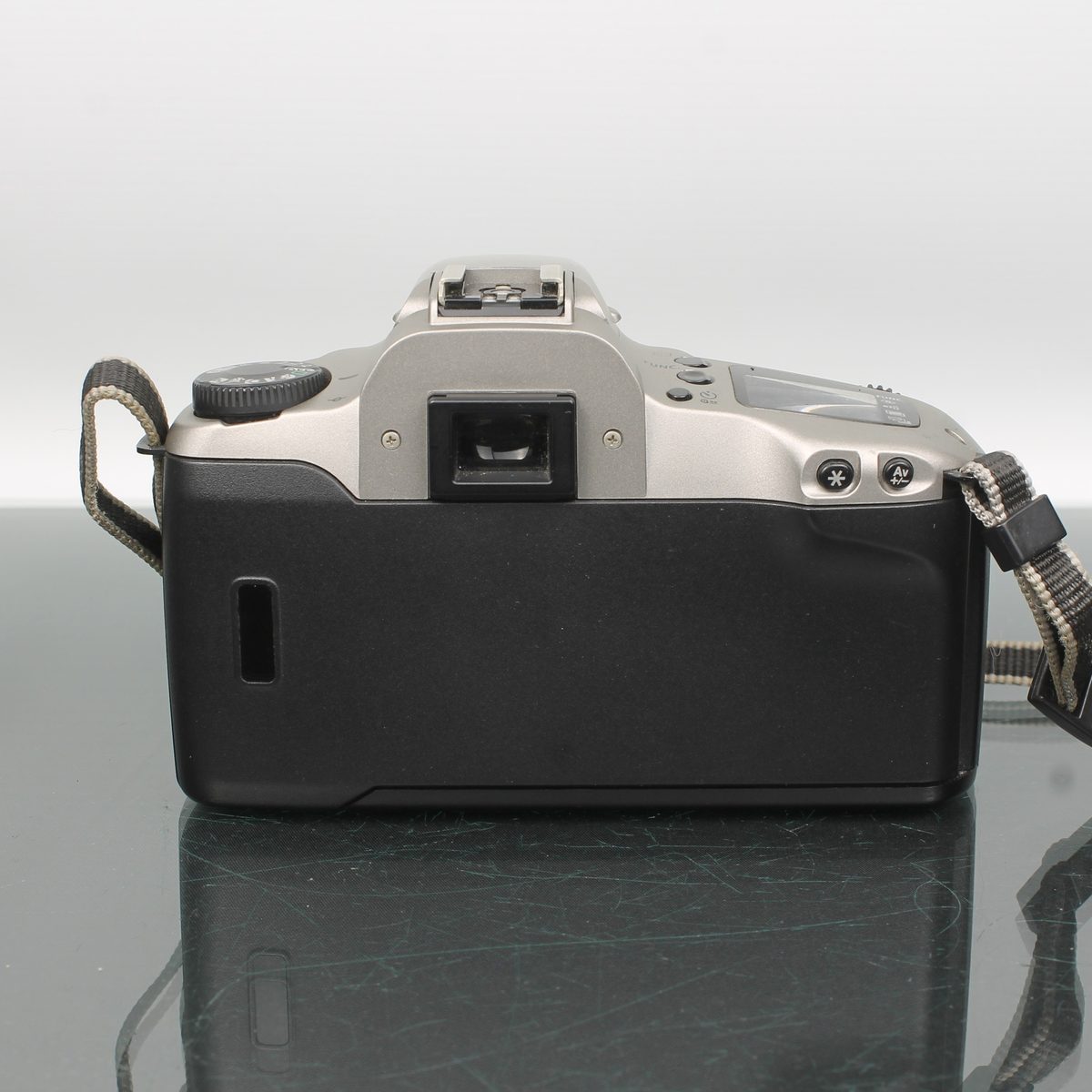 Canon EOS 3000 + Canon EF 28-80mm