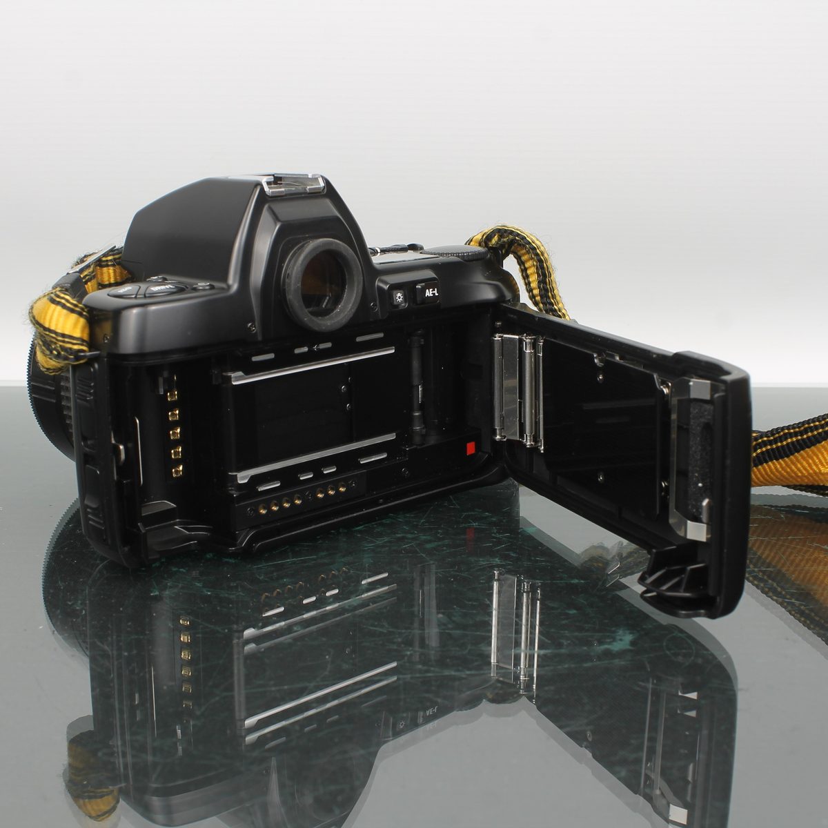 Nikon F-801 (N8008) AF SLR Film Camera + 35-70mm Lens Kit – Dutch