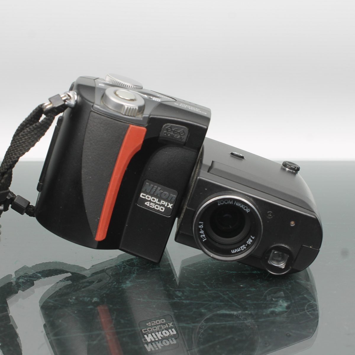 Zeiss Ikon Contaflex Review with Tessar 50mm f/2.8 Lens – Dutch|Thrift