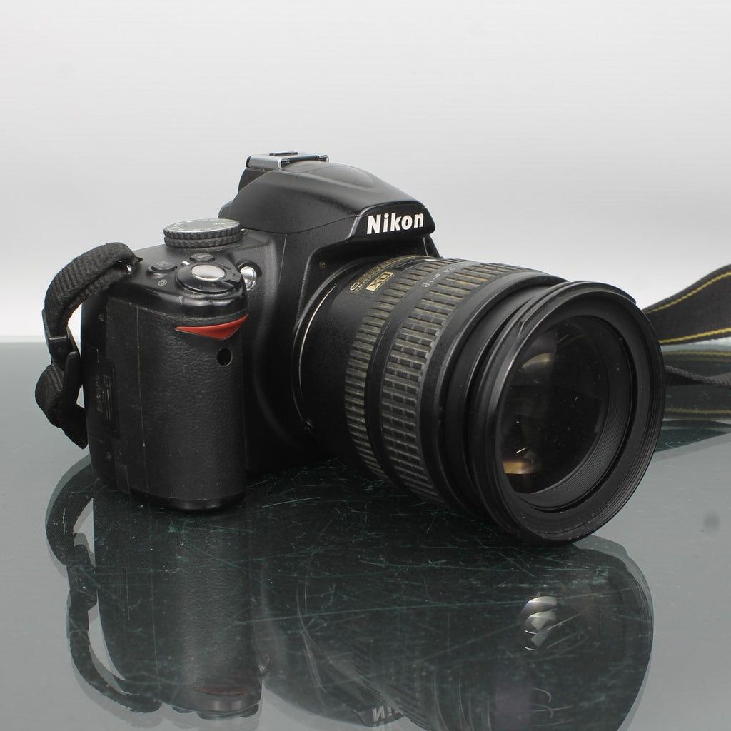 Nikon D3000 + AF-S Nikkor 18-70mm f/3.5-4.5G ED