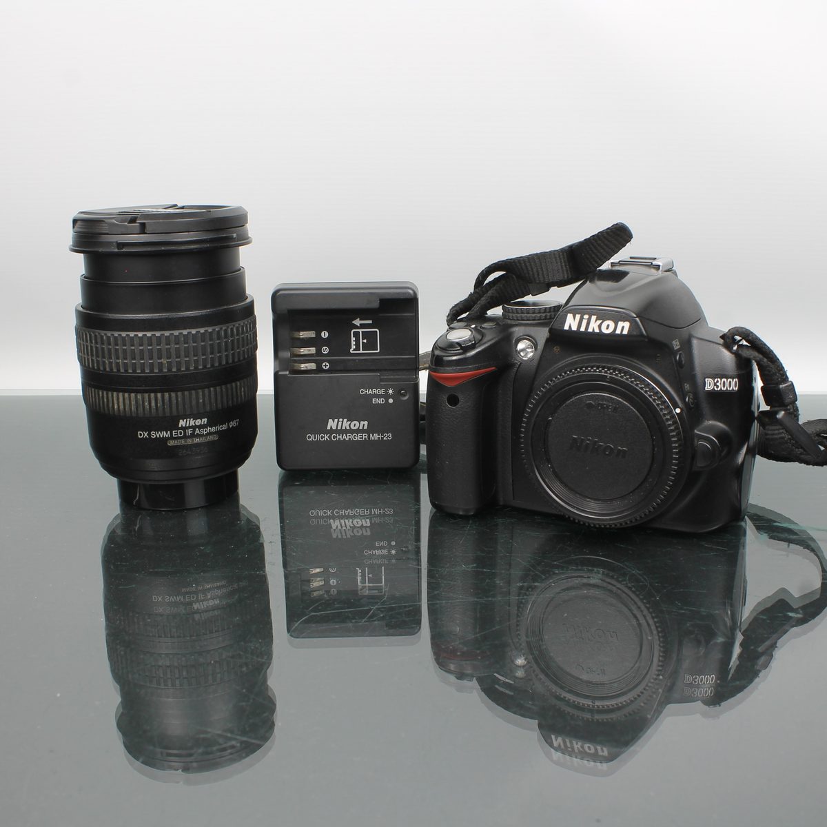 Nikon D3000 + AF-S Nikkor 18-70mm f/3.5-4.5G ED