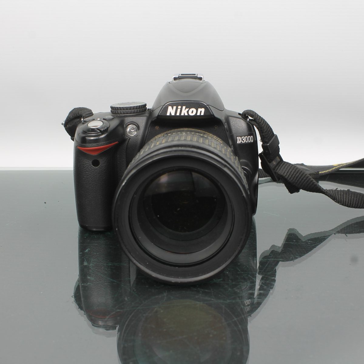 Nikon D3000 + AF-S Nikkor 18-70mm f/3.5-4.5G ED
