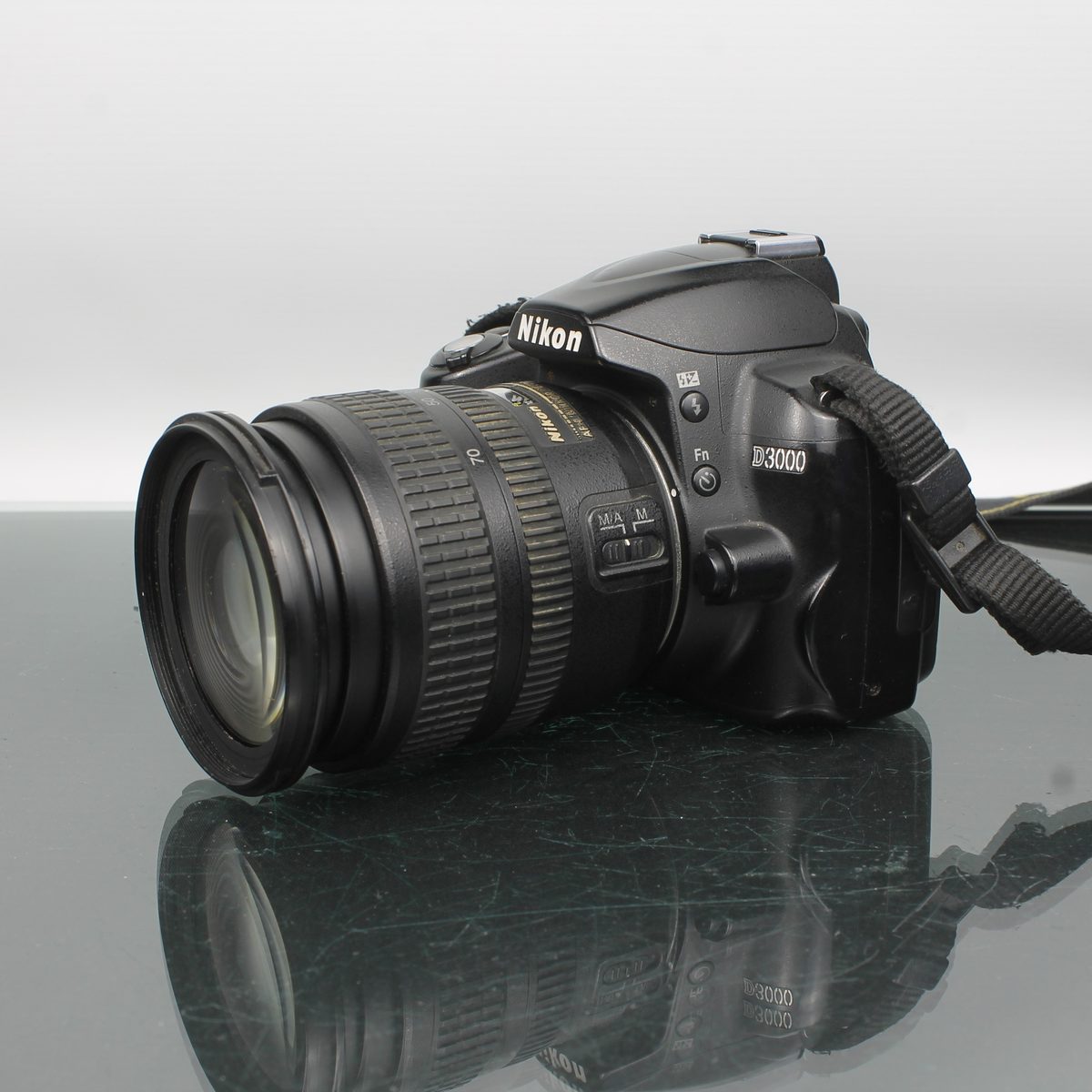 Nikon D3000 + AF-S Nikkor 18-70mm f/3.5-4.5G ED