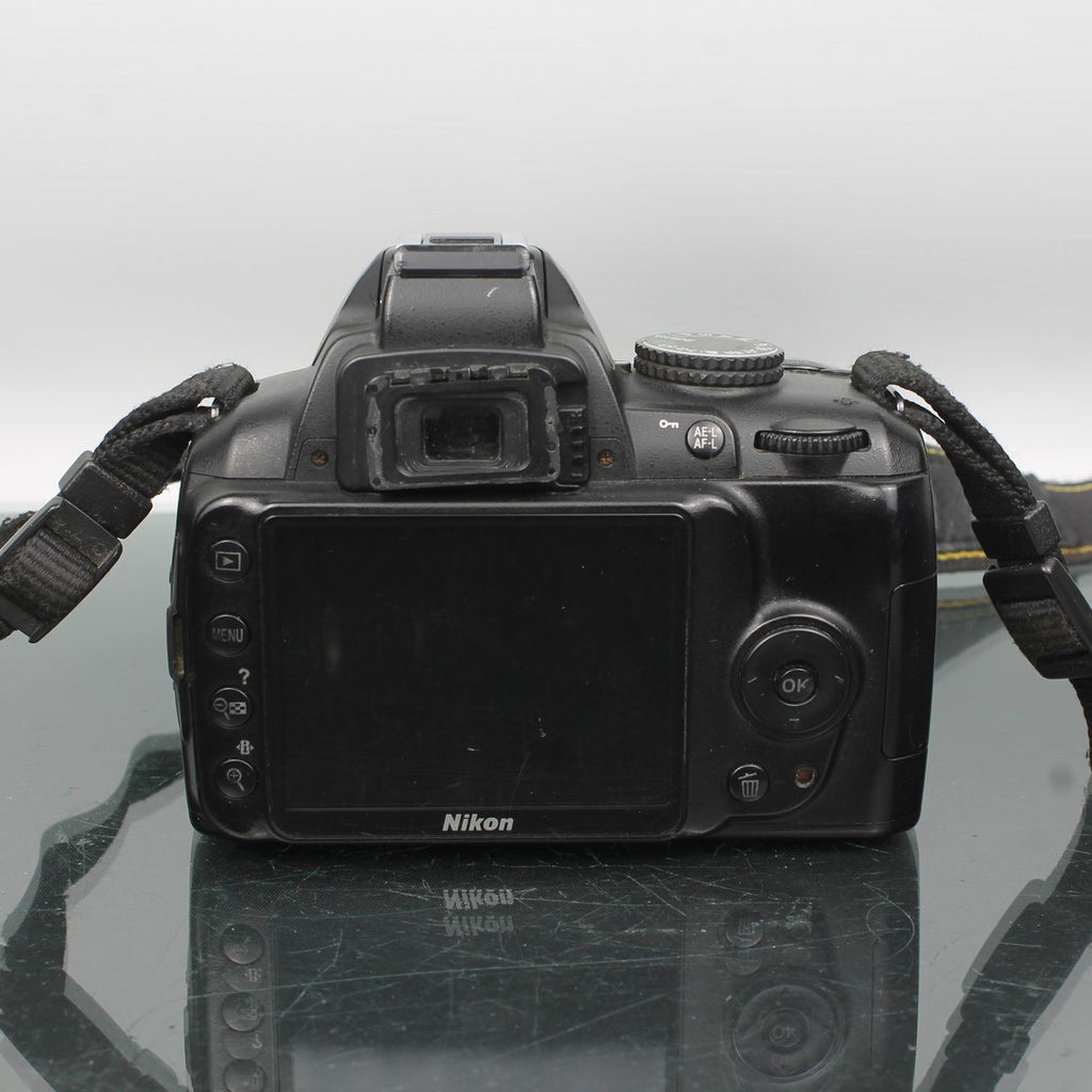Nikon D3000 + AF-S Nikkor 18-70mm f/3.5-4.5G ED