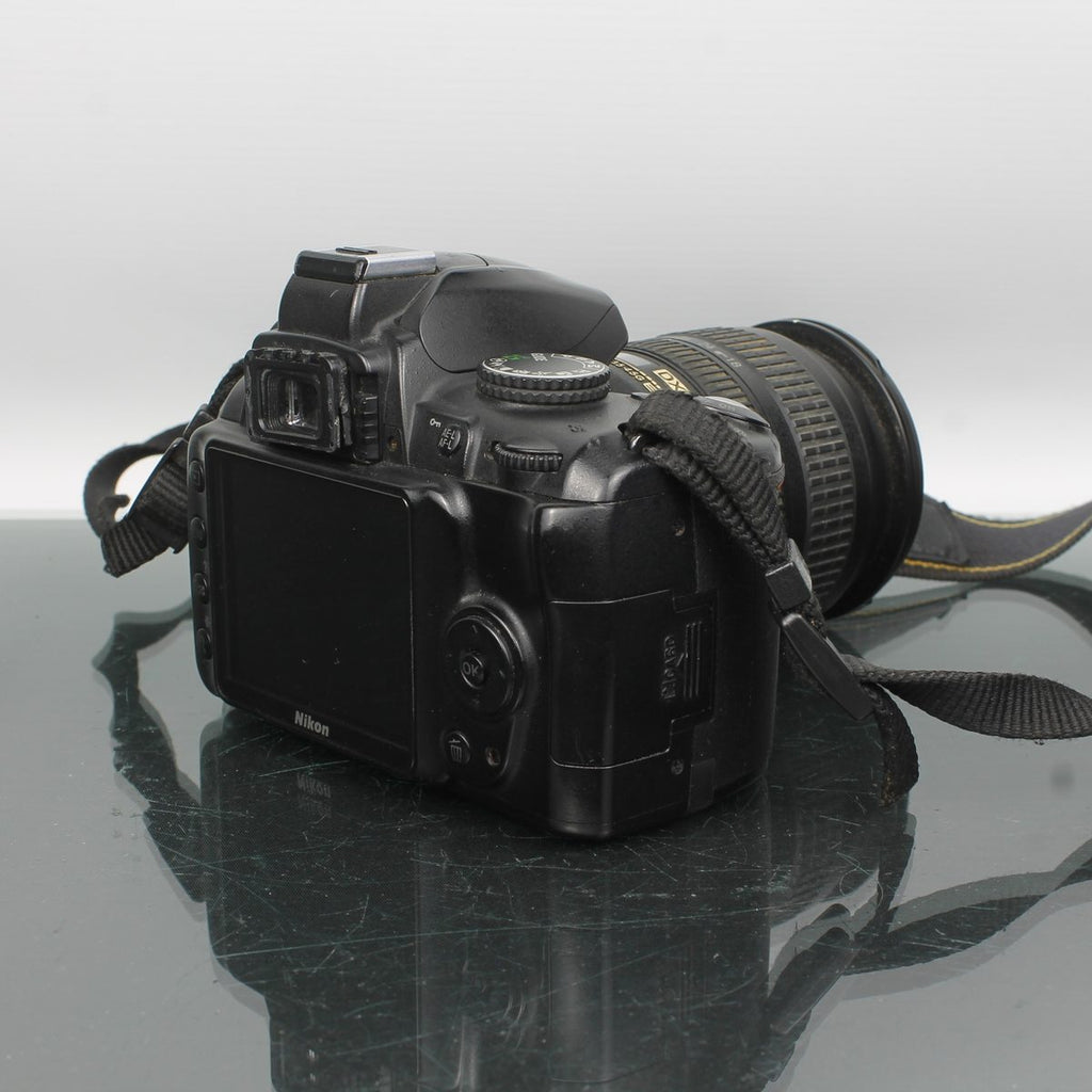 Nikon D3000 + AF-S Nikkor 18-70mm f/3.5-4.5G ED