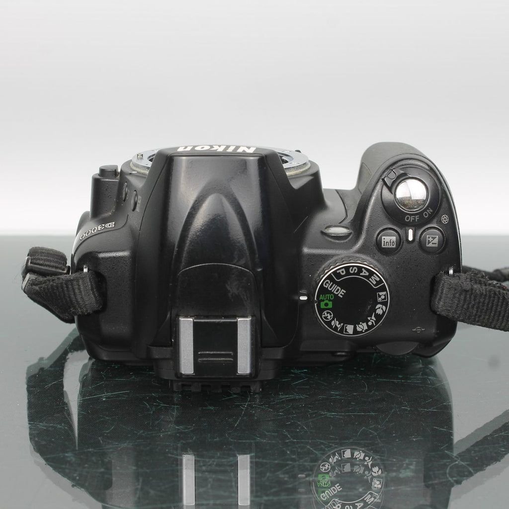 Nikon D3000 + AF-S Nikkor 18-70mm f/3.5-4.5G ED