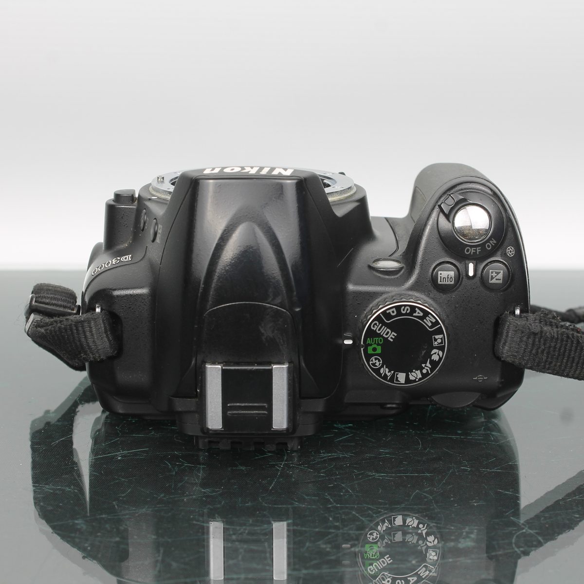 Nikon D3000 + AF-S Nikkor 18-70mm f/3.5-4.5G ED