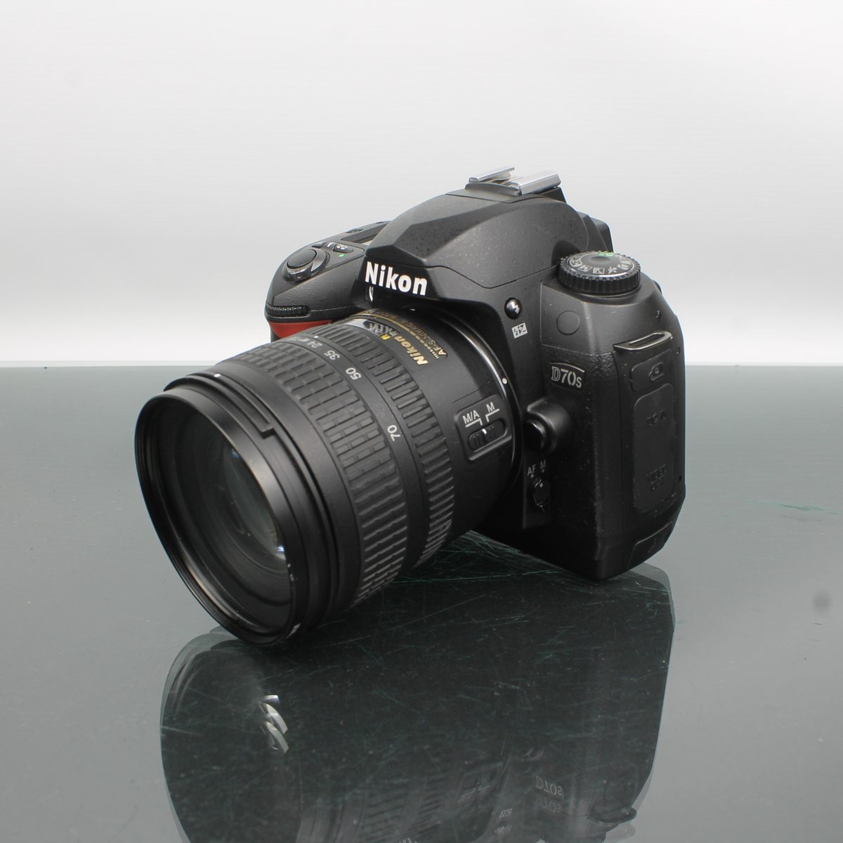 Nikon D70s + AF-S Nikkor 18-70mm f/3.5-4.5G ED