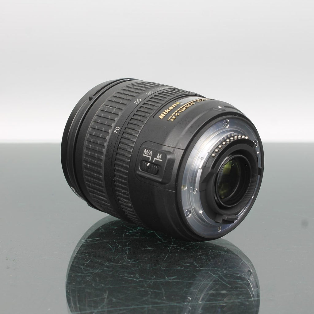 Nikon D70s + AF-S Nikkor 18-70mm f/3.5-4.5G ED